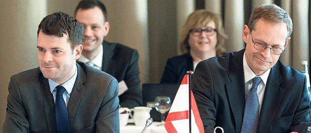 Wer wusste wann was? Beim Streit um einen Beratervertrag für einen altgedienten SPD-Mann stehen vor allem der Regierende Bürgermeister Michael Müller (rechts) und sein Staatssekretär Björn Böhning (beide SPD) in der Kritik. 