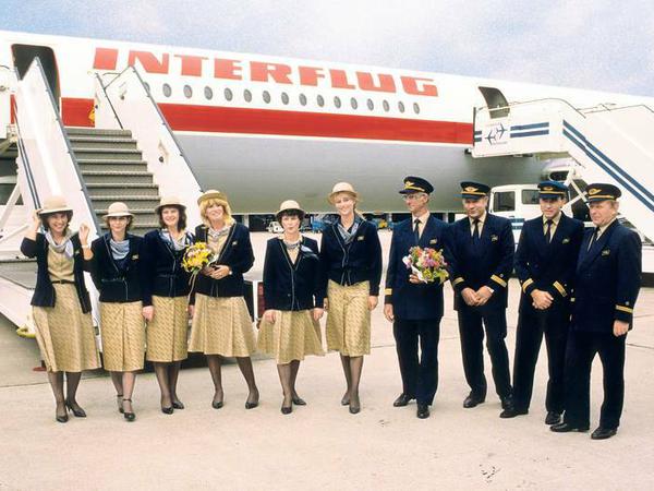 Kesse Hüte, scharfe Typen. Die Interflug-Crew wird im April 1989 in Szene gesetzt – auf dem BRD-Flughafen in Frankfurt (am Main!). 