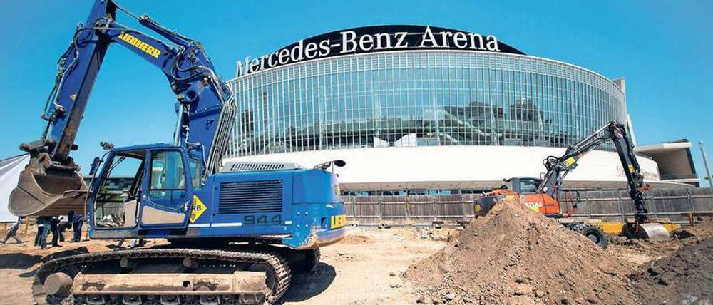 Bau-Unterhaltung. Vor der Arena wird es laut. Vier Bauten sollen hier bis 2018 entstehen. Alle Gebäude grenzen an den künftigen „Mercedes Platz“.