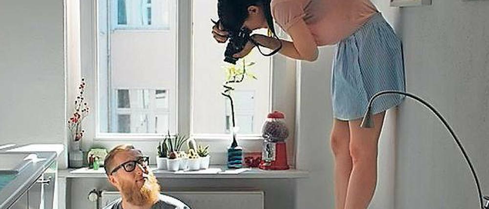 Küchenmodel. Jan Schwarzkamp war der erste, der sich von Eylül Aslan fotografieren ließ – in seiner Wohnung.
