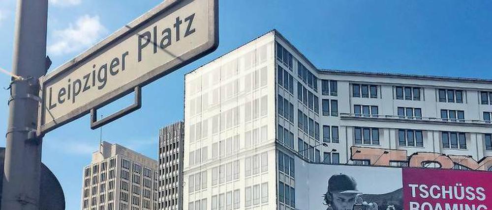 Werbung ohne Wohnung. Jahrelang verdeckte eine Reklameplane die letzte Baulücke am Leipziger Platz. Nun entsteht hier entgegen der Pläne ein reiner Bürobau. 