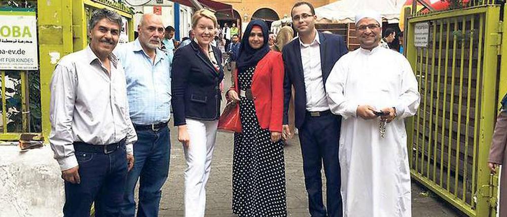 Ein Besuch und ein paar Fragen. Beim Ramadanfest für Flüchtlinge besuchte Bezirksbürgermeisterin Giffey zuletzt die Neuköllner Dar-as-Salam-Moschee.
