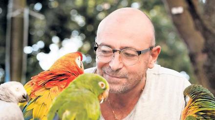 Wenn Alberto Nebiolo durch Kreuzberg radelt, sind seine Papageien oft mit dabei. Meist ist der Böcklerpark das Ziel. 