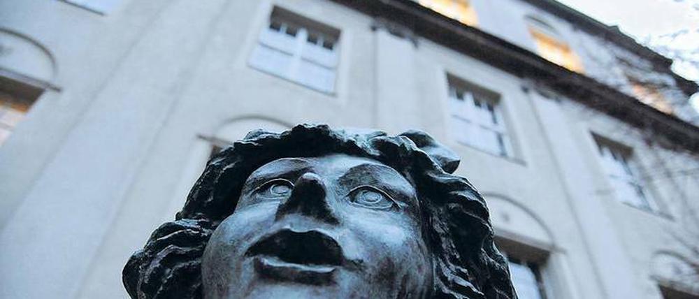 Kopf-Skulptur am Treptower Rathaus.