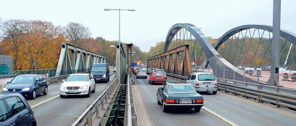 Autos müssen weiter auf der Behelfsbrücke die Havel überqueren. Der Neubau rechts ist nicht termingerecht fertig geworden.