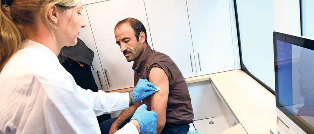 Seit Donnerstag fährt der "Medibus" Notunterkünfte an, Flüchtlinge werden unter anderem gegen Masern geimpft.
