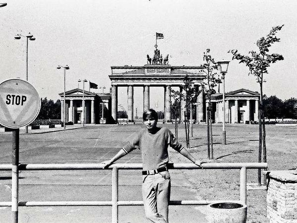 West-Berlin im Blick. Detlef Hubert Peuker als junger Mann auf der östlichen Seite des Brandenburger Tors.