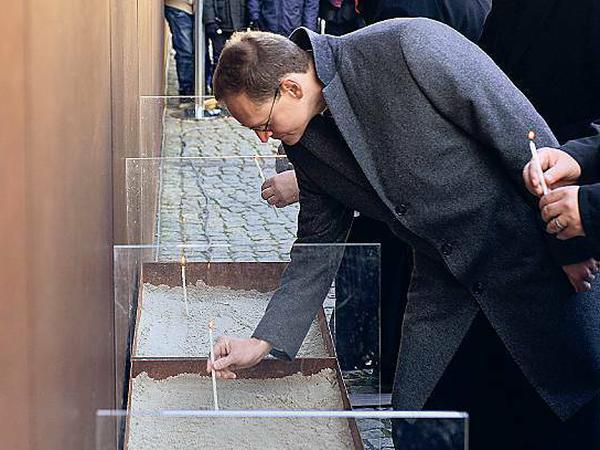 Mauerfeier. Der Regierende Bürgermeister Michael Müller zündete eine Kerze für jene an, die an der Mauer starben.