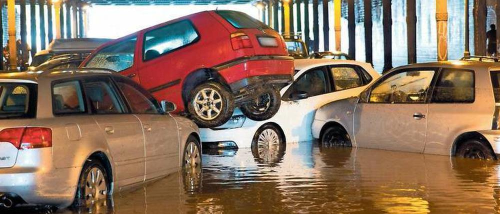 Fluten mit Folgen: Die Wassermassen hatten im Sommer sogar Autos aufeinandergestapelt. 