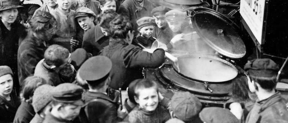 Winter 1916. Die Berliner haben Hunger. Alle. Gulaschkanonen konnten die Not nur geringfügig lindern.