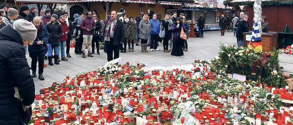 Auf dem Breitscheidplatz wird auch an den polnischen Lastwagenfahrer Lukasz Urban erinnert, der zu den Opfern des Anschlags gehört.