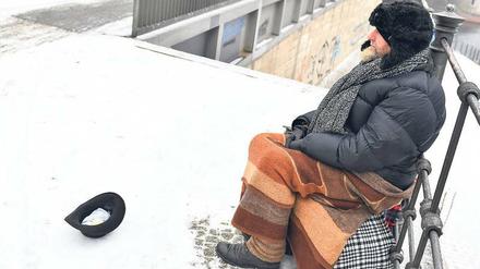Obdachlose müssen den Kälteeinbruch in den kommenden Tagen besonders fürchten. Für sie gibt es aber auch Hilfsangebote.