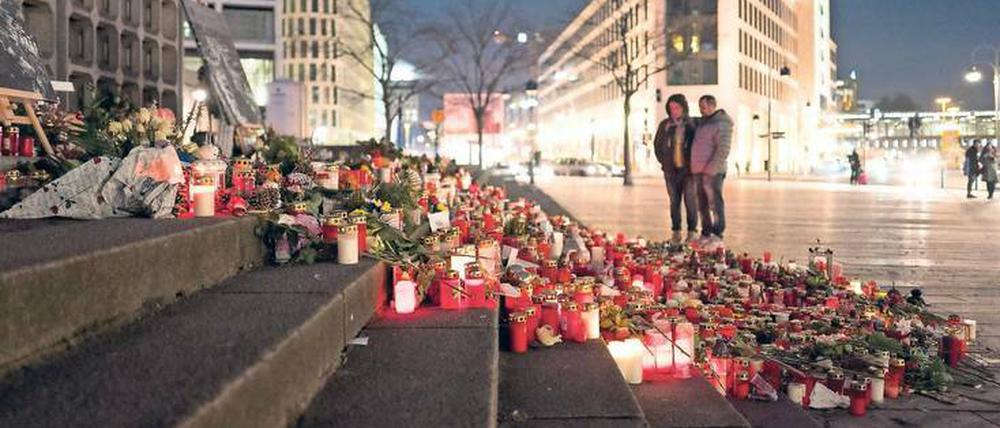 Die Trauer bleibt. Mit Blumen und Kerzen erinnert Berlin weiter an die Toten vom Breitscheidplatz. 