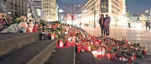 Die Trauer bleibt. Mit Blumen und Kerzen erinnert Berlin weiter an die Toten vom Breitscheidplatz. 