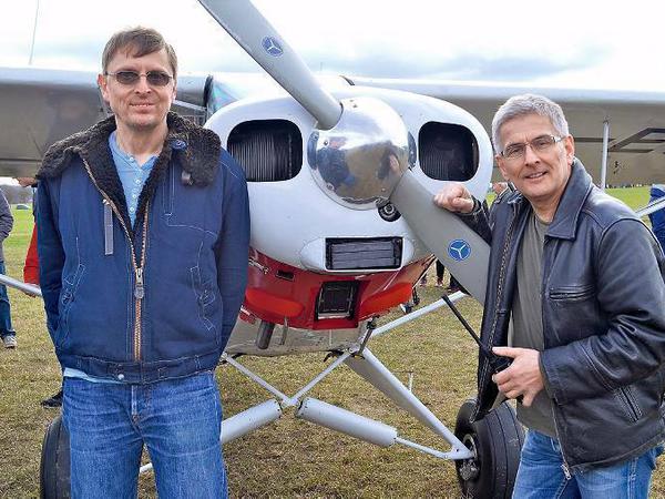Flughafenmanager Elmar Kleinert (rechts) und der Unternehmer Ralph Seefeld, wollen auf einem märkischen Acker gerne öfter starten.
