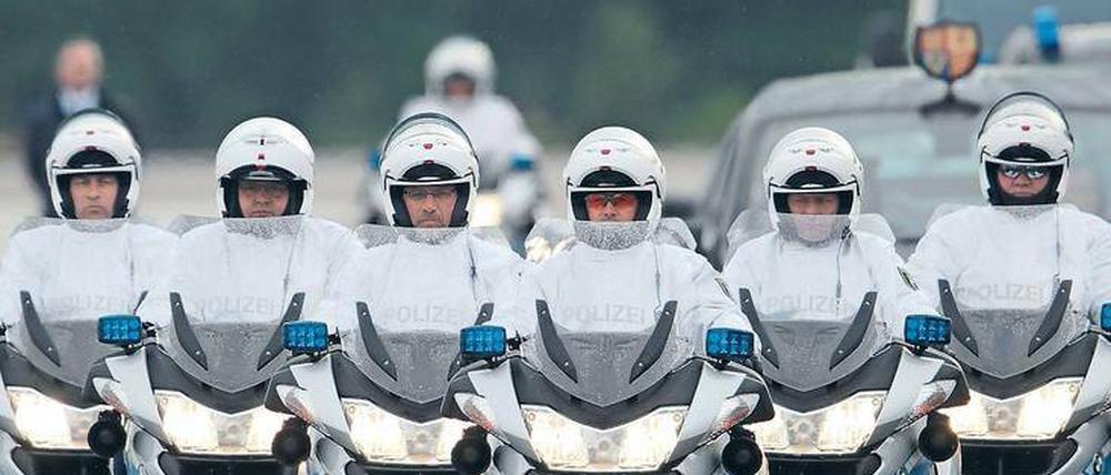 Die Motorradstaffel der Berliner Polizei eskortiert ausländische Staatsgäste wie hier die Queen durch die Stadt. Eine von vielen hauptstadtbedingten Aufgaben, für die der Bund künftig mehr Geld bereitstellt.