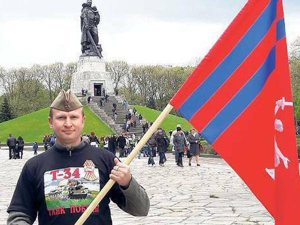 Auch viele Deutschrussen wie Andreas kamen zum Sowjetischen Ehrenmal im Treptower Park.