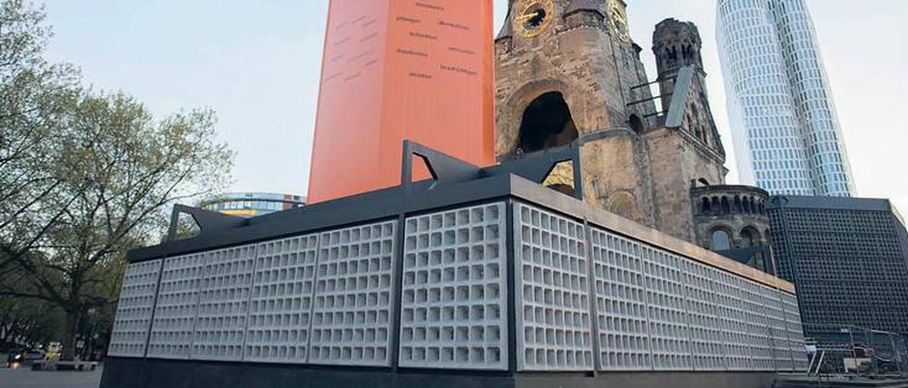 Ruhe-Oase im Großstadttrubel. Die Kapelle der Gedächtniskirche mit der Betonwaben-Wand.