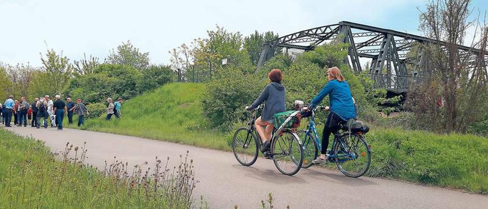 Seit 15 Jahren ist die 1906 eröffnete Späthbrücke mit Stacheldraht versperrt. Die Bürgermeister von Neukölln und Treptow wollen sie wieder öffnen – Radfahrer und Fußgänger hätten so eine neue Anbindung an den Mauerradweg. 