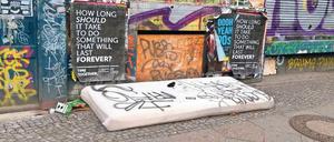 Überall finden Andreas Gebhard und andere Instagram-Nutzer alte Matratzen, die auf der Straße liegen, so wie hier in Berlin.