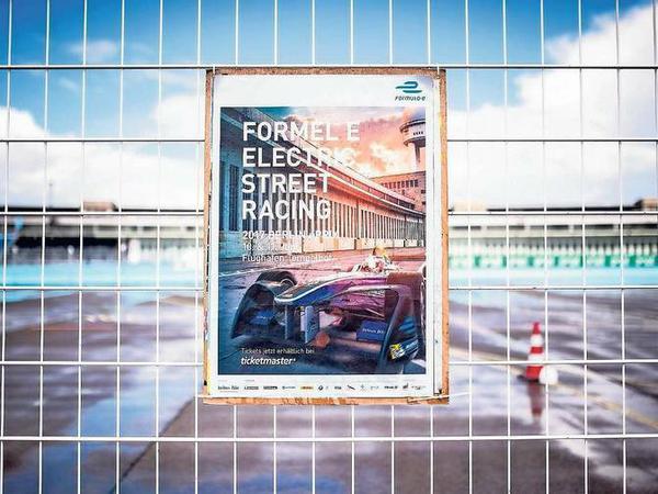 Ein Plakat für das Formel E Rennen hängt an einem Zaun auf dem Tempelhofer Feld.
