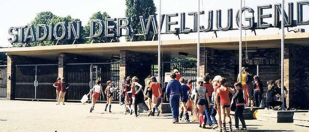 DDR-Geschichte. Warteschlange vor der Kasse des Stadions der Weltjugend irgendwann in den 80er Jahren. 