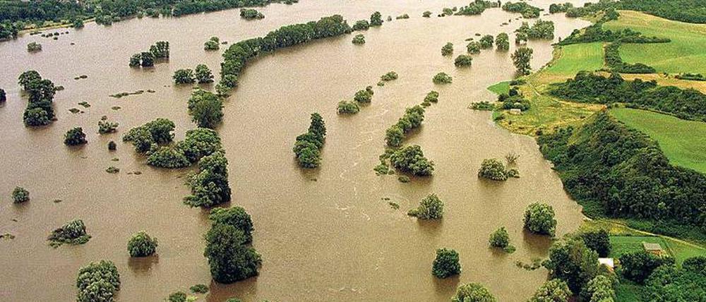 Der Blick aus einem Hubschrauber zeigt am 19. Juli 1997, wie weit das Wasser der Oder nördlich von Frankfurt in das Landesinnere von Polen (re.) vorgedrungen ist..