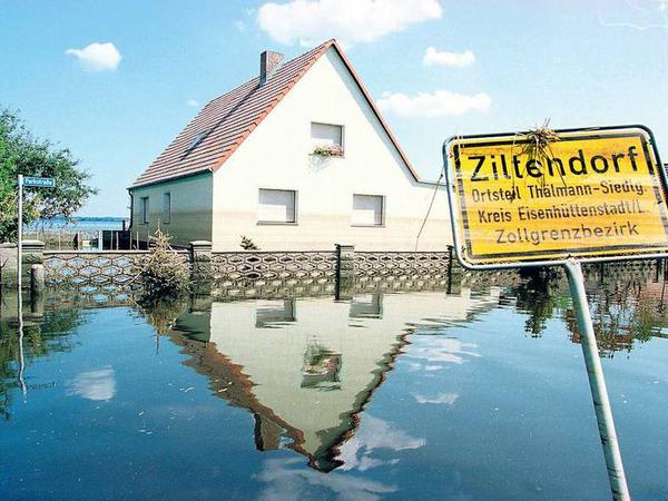 Überflutet. Vor 20 Jahren erreichte das Hochwasser die Thälmann-Siedlung in der Ziltendorfer Niederung. 