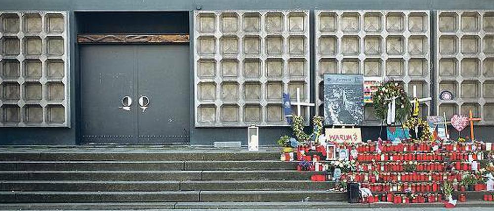 Provisorisches Gedenken. Am Breitscheidplatz stehen Kerzen und Blumen, die an die Opfer erinnern. 