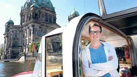 Geballtes Berlinwissen. Stadtbilderklärer Alexander Lehnert auf einer seinen Fahrten mit der „Franziska“ .