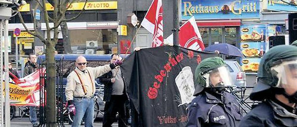 In Neukölln gibt es eine kleine – aber sehr aktive – Neonazi-Clique. Das Bild zeigt eine rechtsextreme Demonstration 2014.