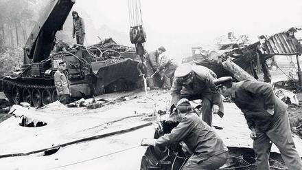 Soldaten der Nationalen Volksarmee wurden im August 1972 zur Unglücksstelle in Wildau gerufen. Beim Absturz der IL 62 waren 156 Menschen ums Leben gekommen. 