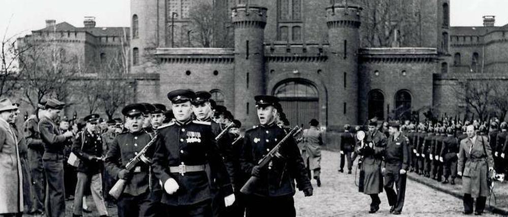 Im Wechsel bewachen Soldaten der vier Siegermächte das Spandauer Kriegsverbrechergefängnis mit dem seit 1966 einzigen Häftling Rudolf Heß.