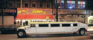 Wenn schon Zweite-Reihe-Parken, dann richtig: Mit der Stretch-Limousine zur Currywurst-Bude.