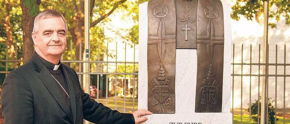 Erinnerung. Nuntius Nikola Eterovic geht gern am Gedenkstein für Johannes Paul II. vorbei. 