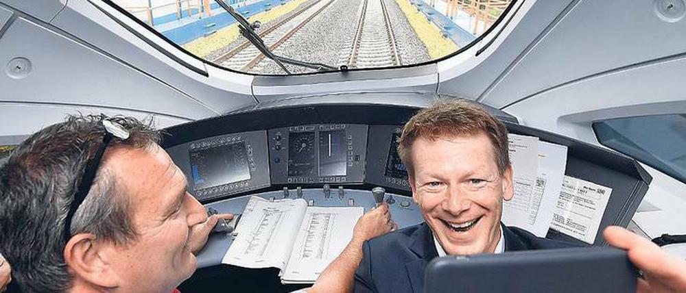 Selfie mit Chef. Bahnchef Richard Lutz (re.) war schon mal begeistert, als er im Sommer zur Probefahrt im ICE-Führerstand saß. 
