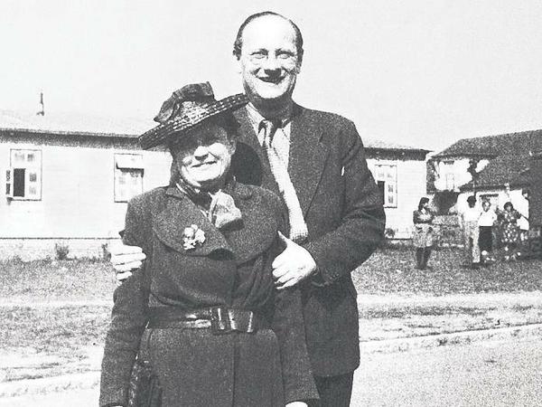 Ungleiche Schwestern.Mrlene Dietrichs ältere Schwester Elisabeth mit Ehemann Georg Will während der NS-Zeit auf dem Kasernengelände in Bergen-Belsen.