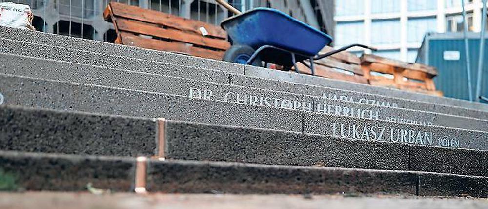 Zwölf Namen. Auf der Treppe vor der Gedächtniskirche wird der Todesopfer vom Breitscheidplatz gedacht. 