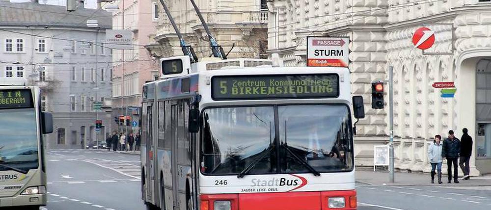Mit Leitung. Salzburg besitzt eines von zwei O-Busnetzen in Österreich. In Deutschland fahren außer in Eberswalde in Solingen und Esslingen am Neckar solche Busse.