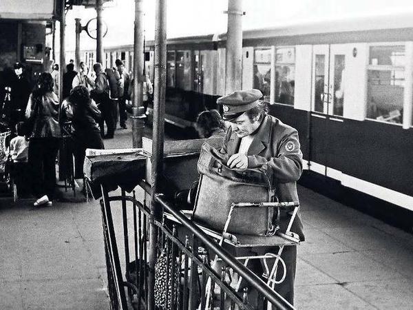 Für’n Groschen. Zu DDR-Zeiten wartete pünktlich zum Nachmittagsberufsverkehr der Händler mit der „BZ am Abend“ auf die Umsteiger.