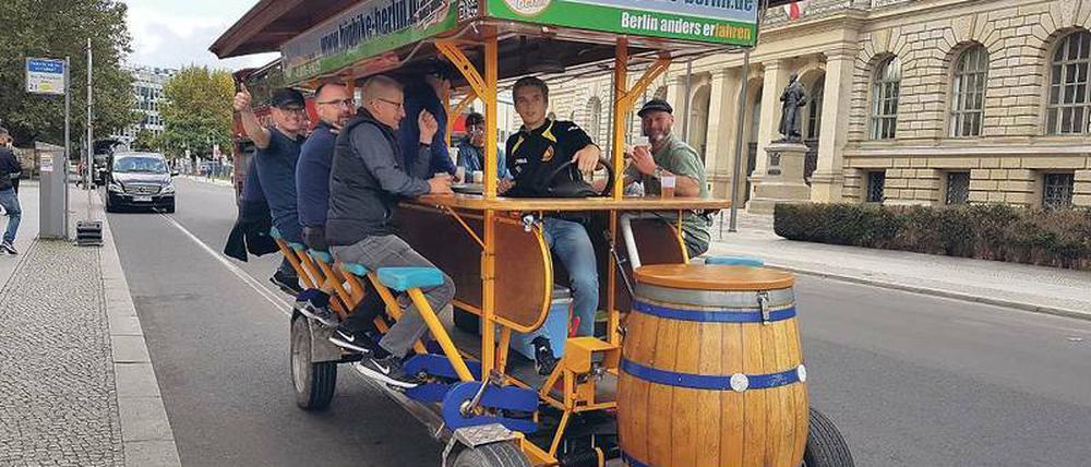 Bier-Bike-Fahrer Justus Wilke auf Berlin-Tour mit einer dänischen Reisegruppe. 