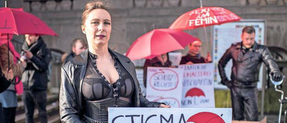 Am 8. Dezember dieses Jahres demonstrierten Berliner Sexarbeiter vor dem Rathaus Schöneberg gegen ihre Zwangsregistrierung.