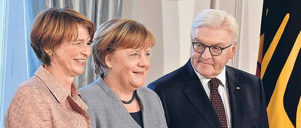 Gastgeber. Bundespräsident Steinmeier, seine Frau Elke Büdenbender (li.) und Kanzlerin Merkel. 