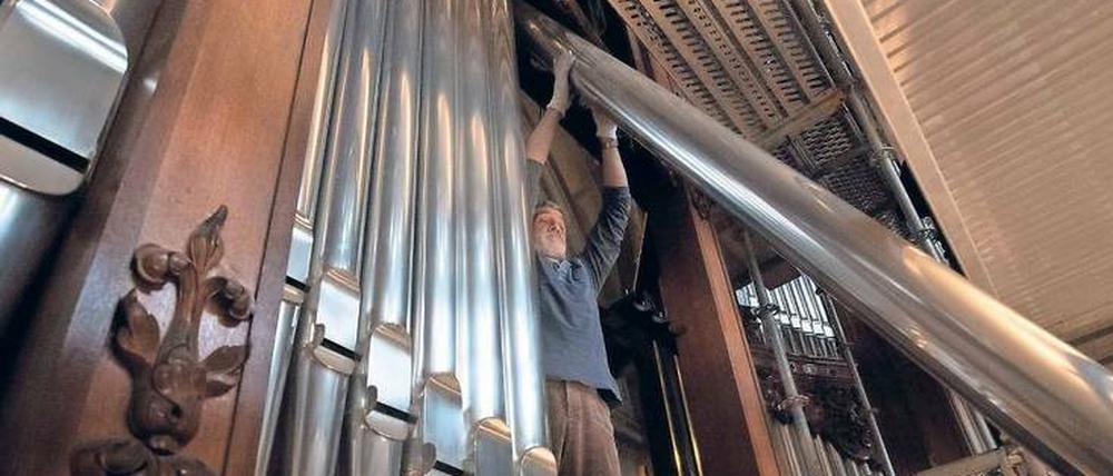 Mit großer Vorsicht wurden am Dienstag einige der 7269 Pfeifen der Dom-Orgel von den Experten der Firma Sauer entfernt. 