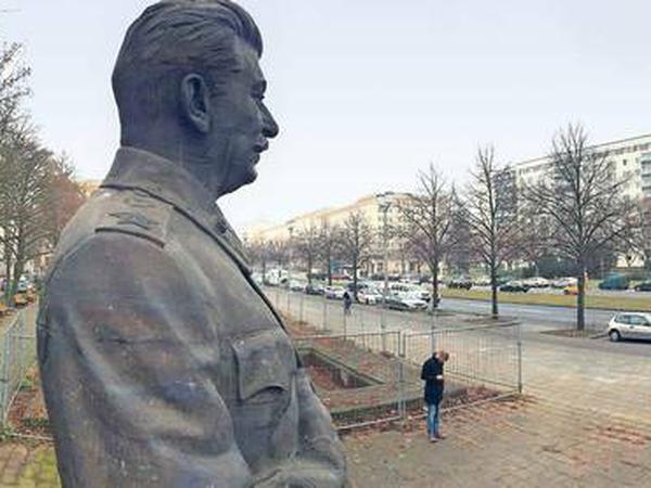 Nur zu einem Fototermin kehrte das Stalin-Denkmal an den einstigen Standort Frankfurter Allee zurück. 