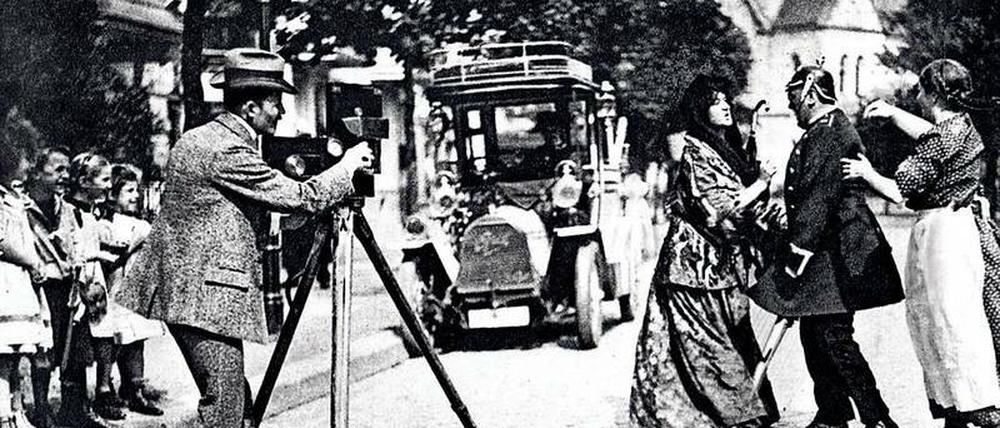 Filmaufnahmen an Originaldrehorten, hier im Jahr 1926, waren in den Weimarer Jahren eher die Ausnahme. Die Regisseure bauten ihre Kulissen auf die grüne Wiese oder lieber noch ins Atelier. 