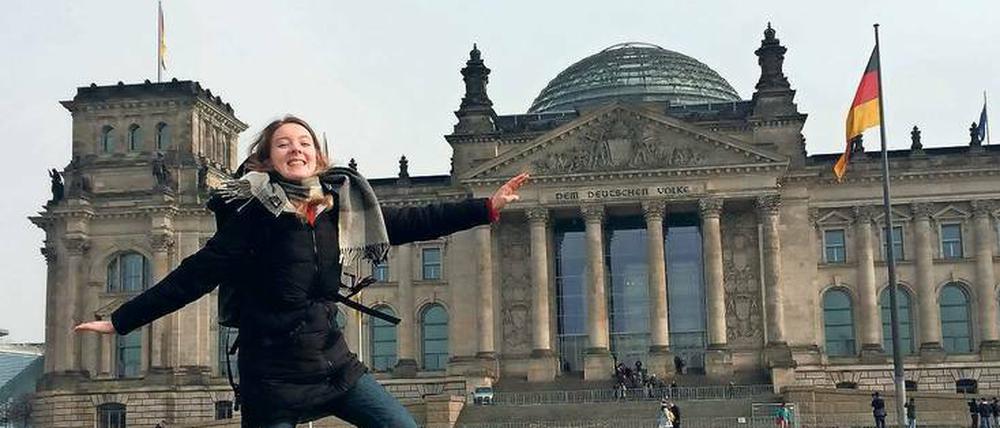 Spaßiges Springfoto vor dem Bundestag - als Touri ein Muss.