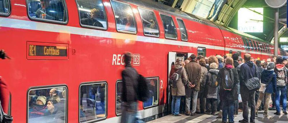 Für Pendler ein gewohntes Bild: Im Berufsverkehr sind die Regionalzüge mehr als ausgelastet. 