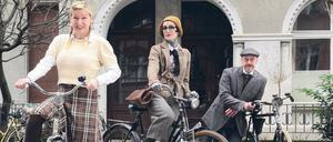 Kelly Zehe (links), Sarah Settgast und Benno Radke fahren im Vintage-Outfit durch die Stadt.