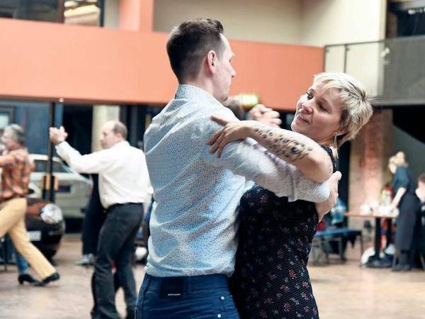 Den Kopf freibekommen. Mandy Lauermann und Ronny Dettmann beim Langsamen Walzer. Sie bekamen über ihre Facebook-Gruppe den Tip zum Tanztee in der Classic Remise.